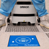 Autonomer OMRON-Roboter über einer kontaktlosen WCPS-Ladestation von PohlCon im Reinraum.