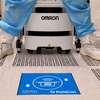 Autonomer OMRON-Roboter über einer kontaktlosen WCPS-Ladestation von PohlCon im Reinraum.