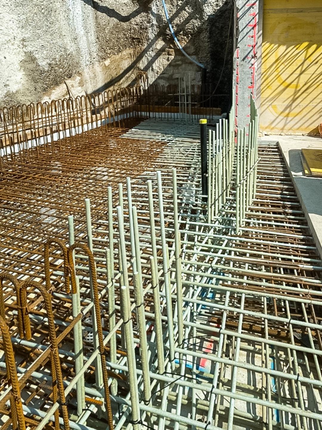 Detailansicht von horizontalen und vertikalen Glasfaserkunststoffbewehrungsstäben auf einer Baustelle