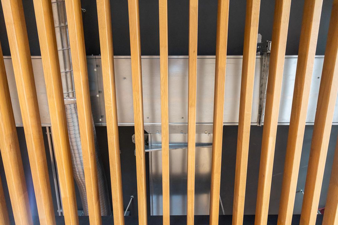 Blick nach oben auf eine ungelochte Kabelrinne hinter einer Holzverkleidung.