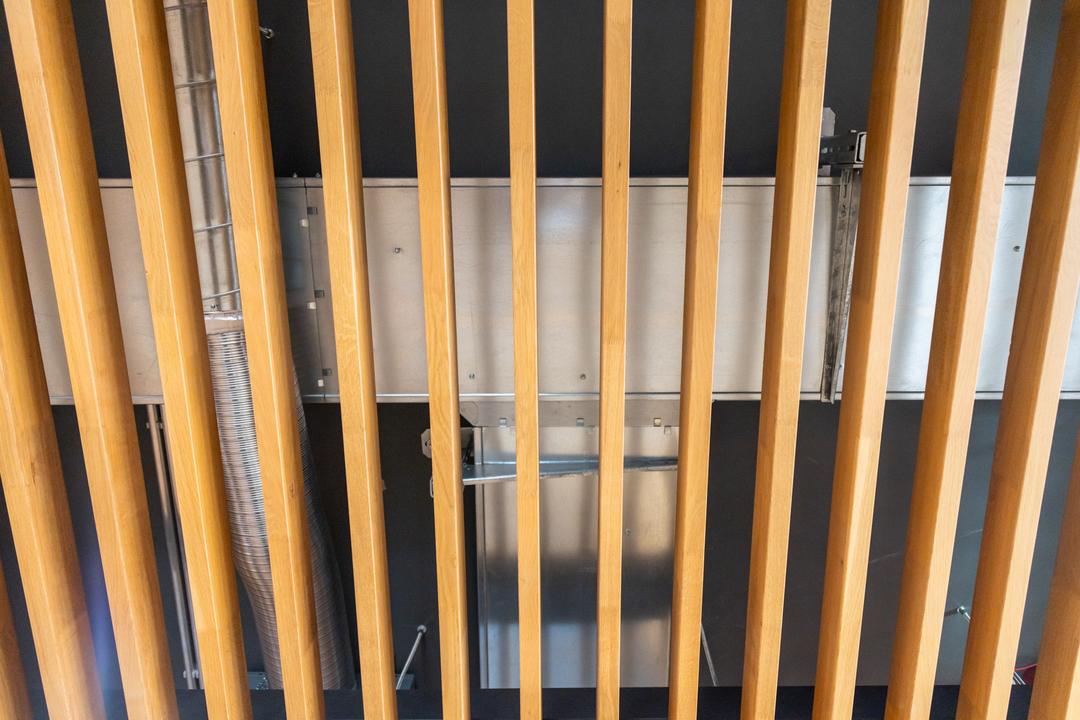 Blick nach oben auf eine ungelochte Kabelrinne hinter einer Holzverkleidung.