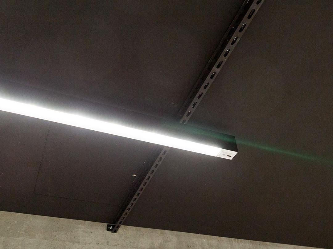 Eine leuchtende, längliche Deckenlampe.