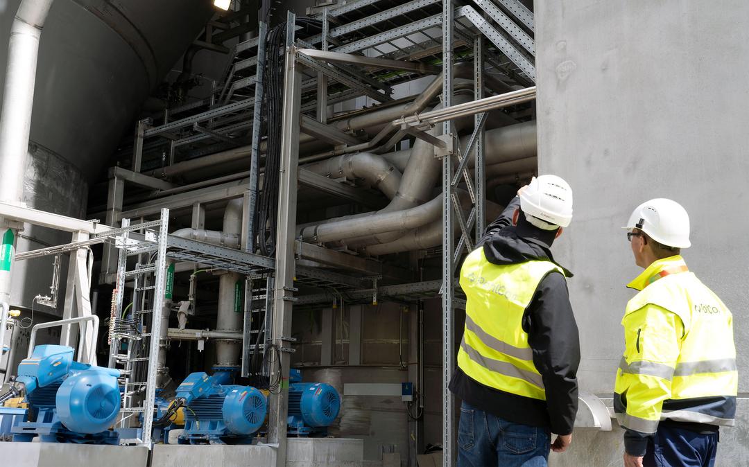 Zwei Monteure begutachten die Technische Gebäudeausrüstung eines Gebäudes