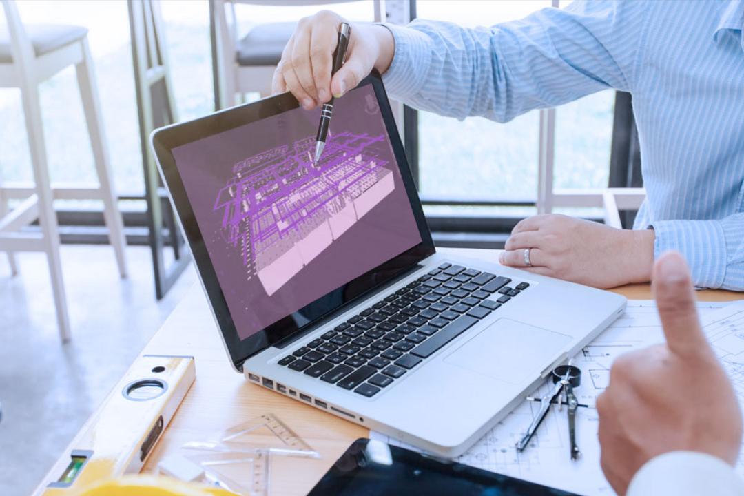 Ein Laptop, dessen Bildschirm eine BIM-Darstellung von Kabeltragsystemen zeigt