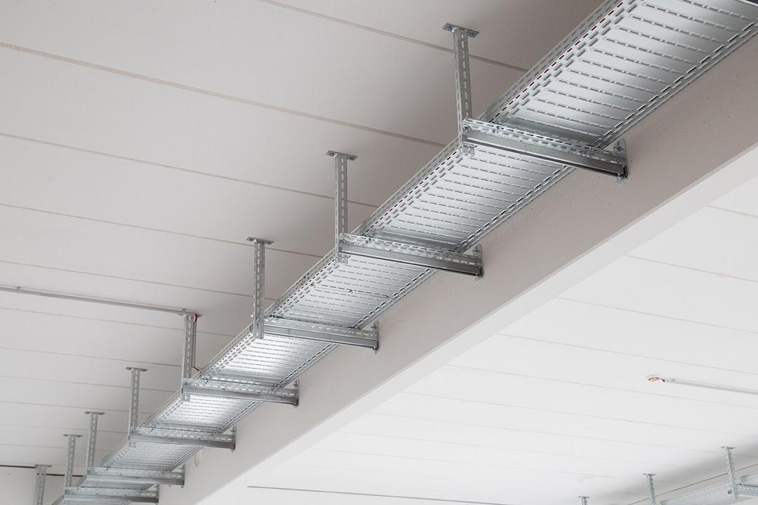 Die Kabeltragsysteme an der Decke des Erweiterungsbaus aus einer anderen Perspektive.