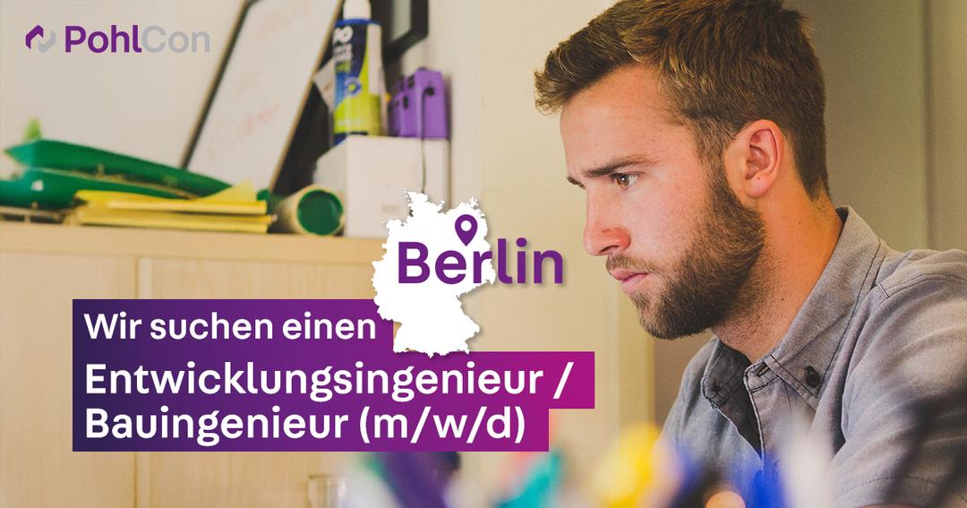 Seitliche Sicht auf einen Mann, der an einem Schreibtisch sitzt und konzentriert aussieht.