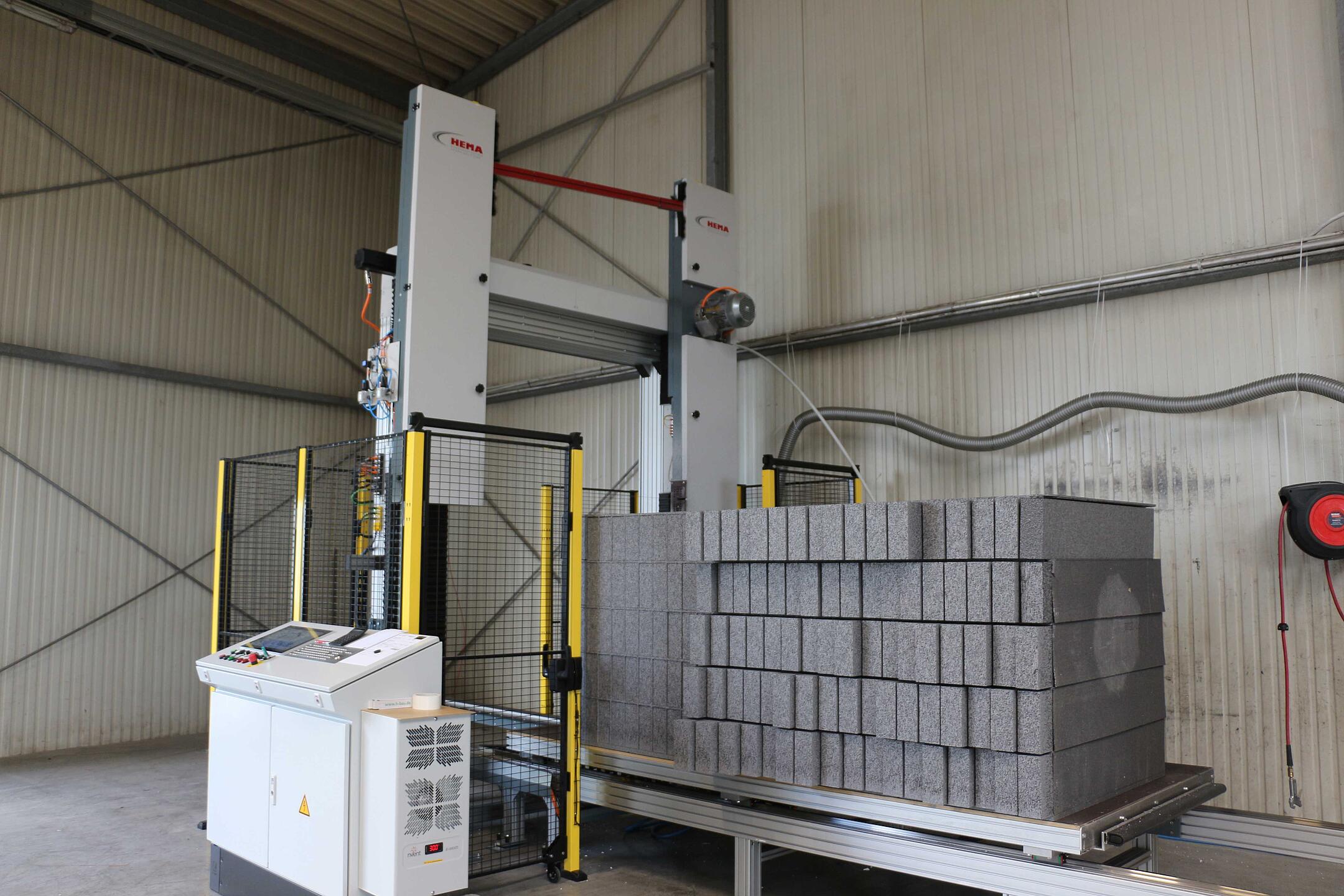 Konturenschneidemaschine mit Styroporteilen auf der Auflage