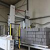 Konturenschneidemaschine mit Styroporteilen auf der Auflage