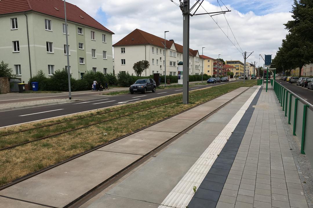 Eine Haltestelle der Magdeburger Straßenbahn mit blauem Himmel im Hintergrund.