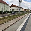 Eine Haltestelle der Magdeburger Straßenbahn mit blauem Himmel im Hintergrund.