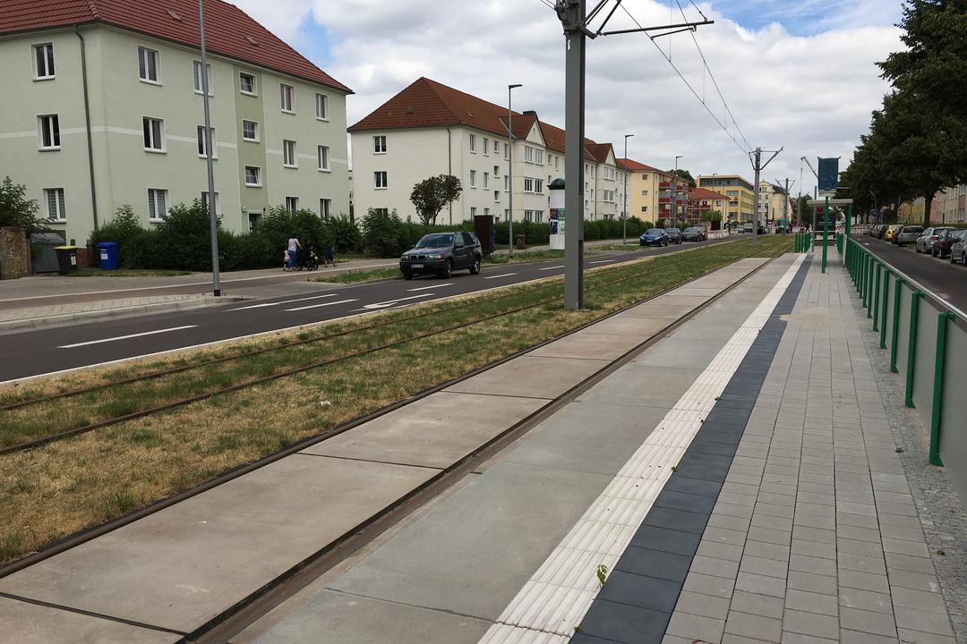 Eine Haltestelle der Magdeburger Straßenbahn mit blauem Himmel im Hintergrund.