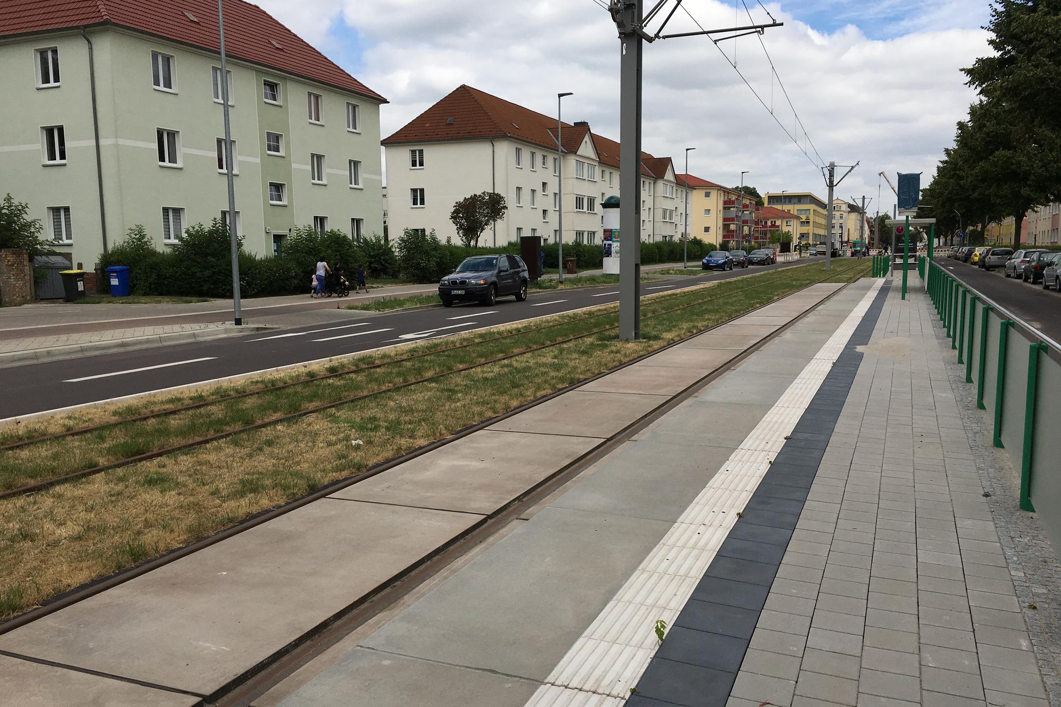 Eine Haltestelle der Magdeburger Straßenbahn mit blauem Himmel im Hintergrund.
