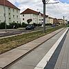 Eine Haltestelle der Magdeburger Straßenbahn mit blauem Himmel im Hintergrund.