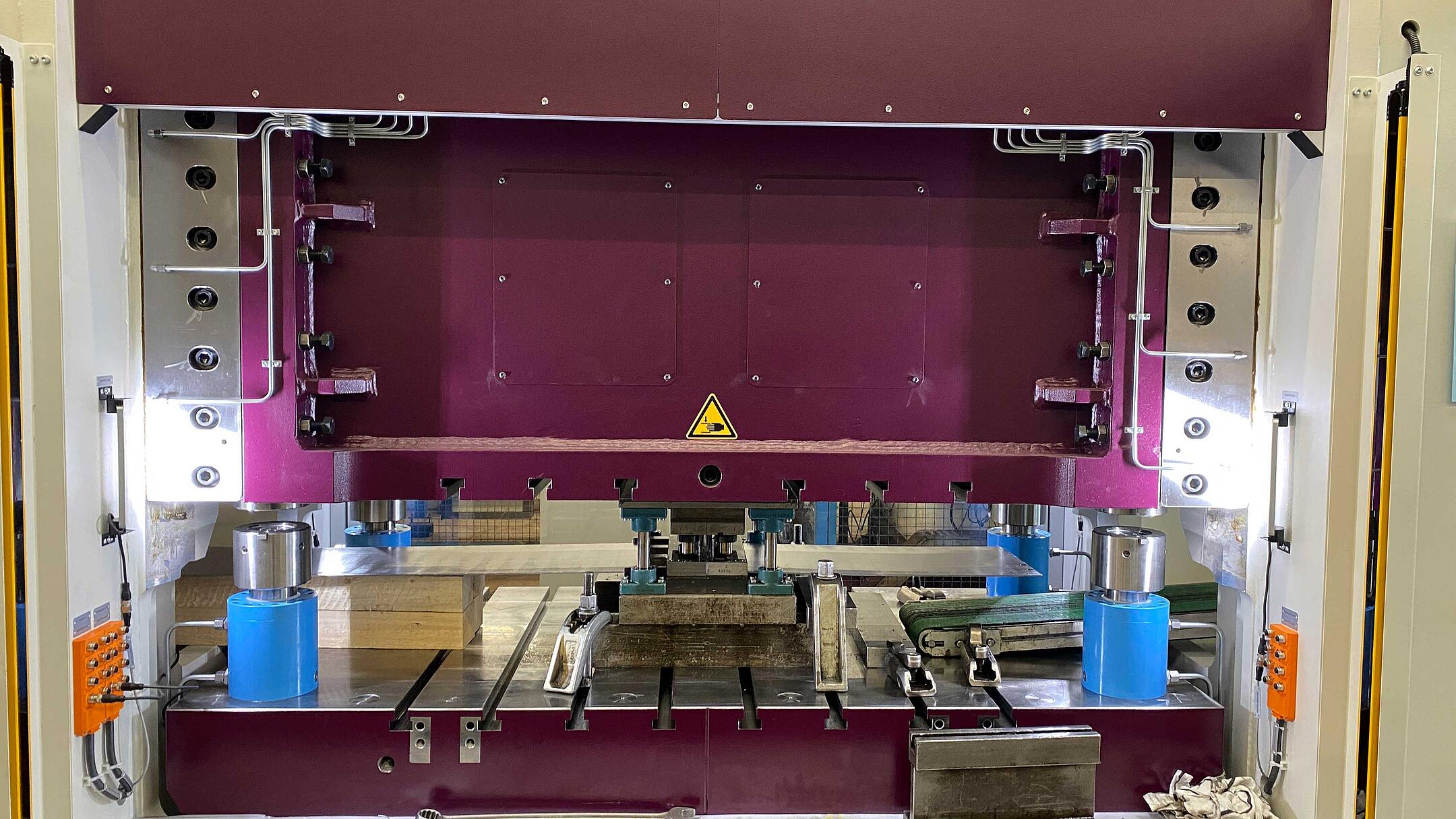 Moderne Hydraulikpresse in der Metallverarbeitung