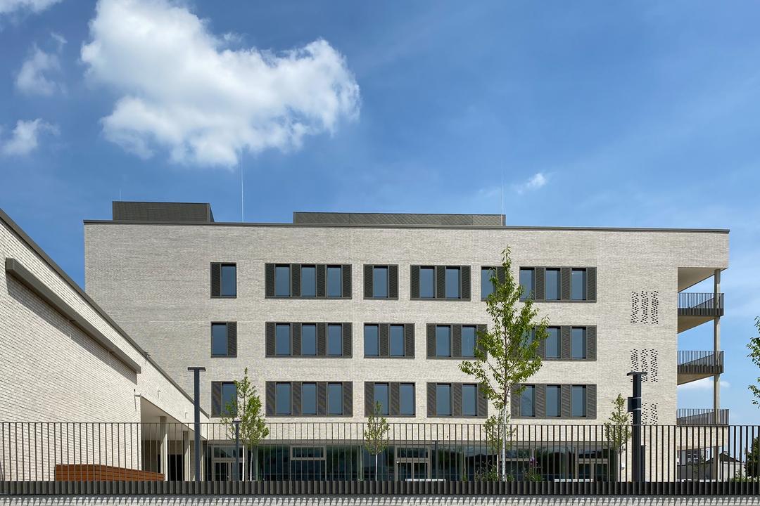 Seitenansicht Gebäude, blauer Himmel, Bäume