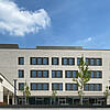 Seitenansicht Gebäude, blauer Himmel, Bäume