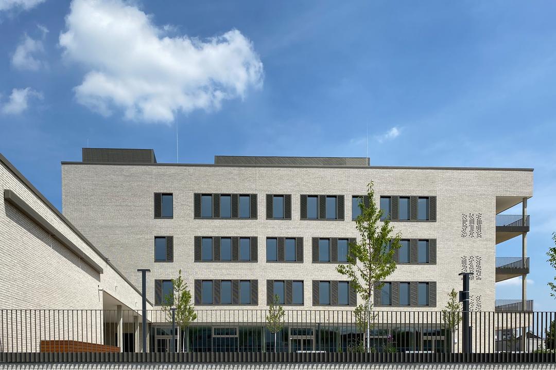 Seitenansicht Gebäude, blauer Himmel, Bäume