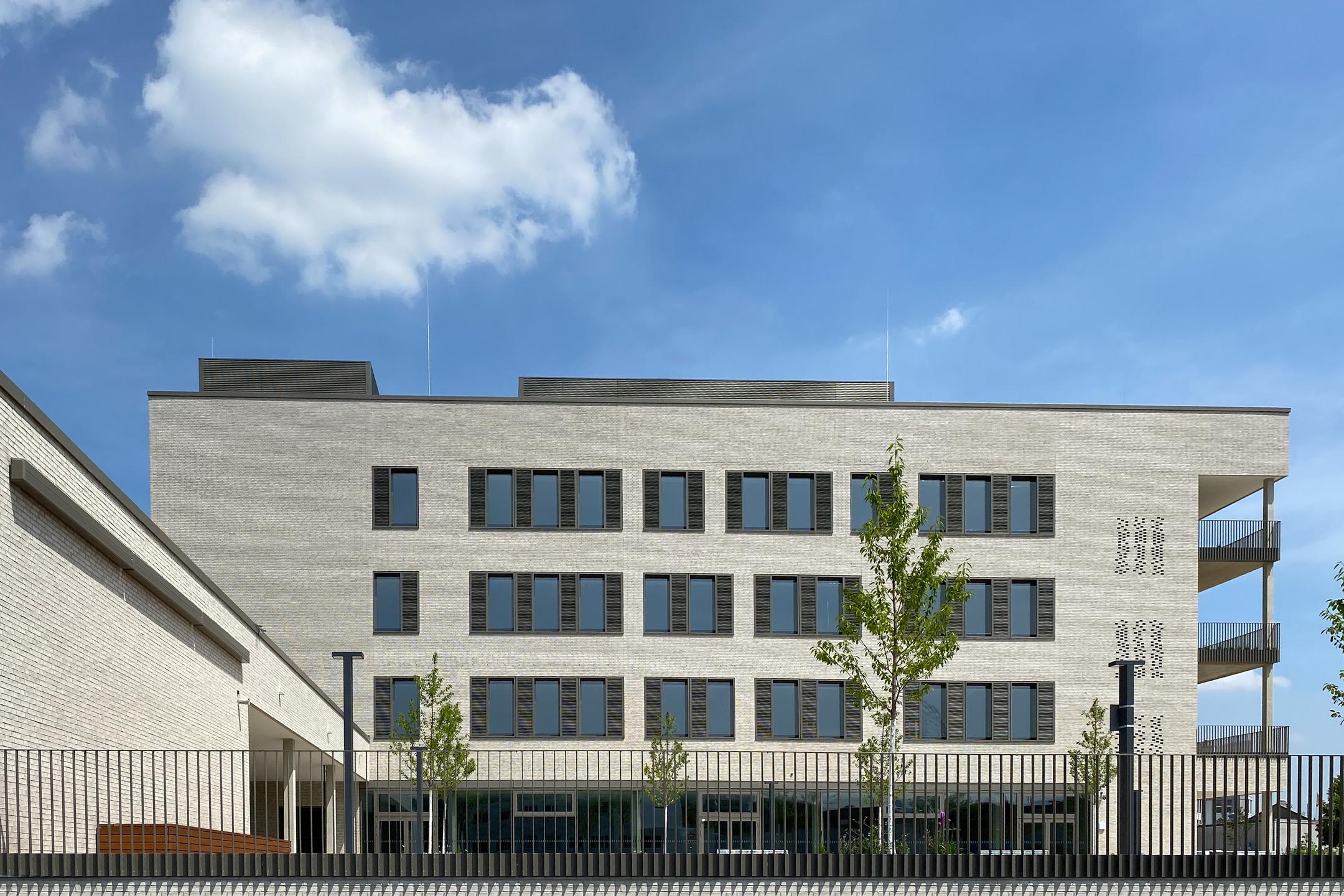 Seitenansicht Gebäude, blauer Himmel, Bäume