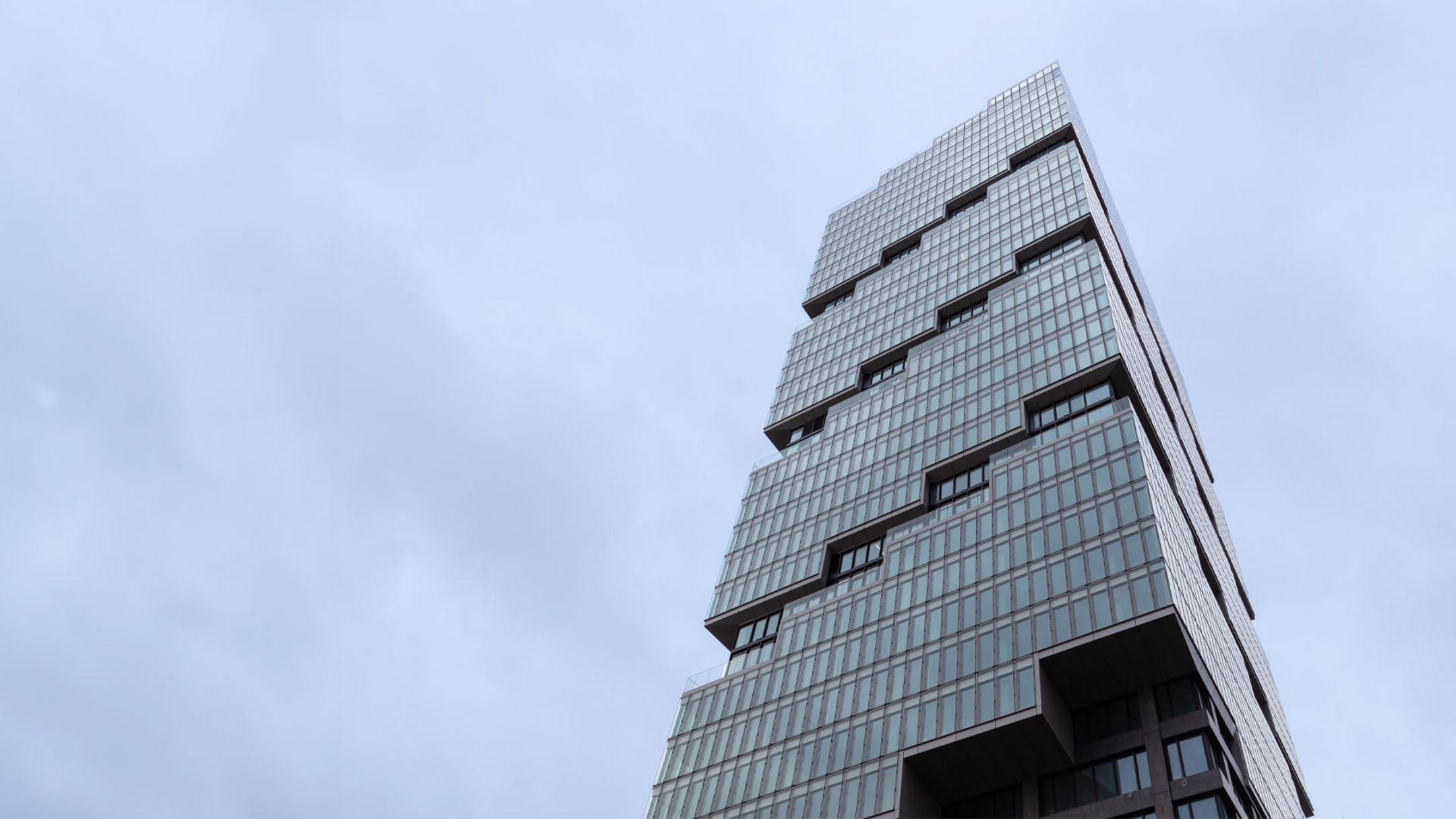 Der East-Side-Tower von unten betrachtet vor einem bewölkten Himmel.