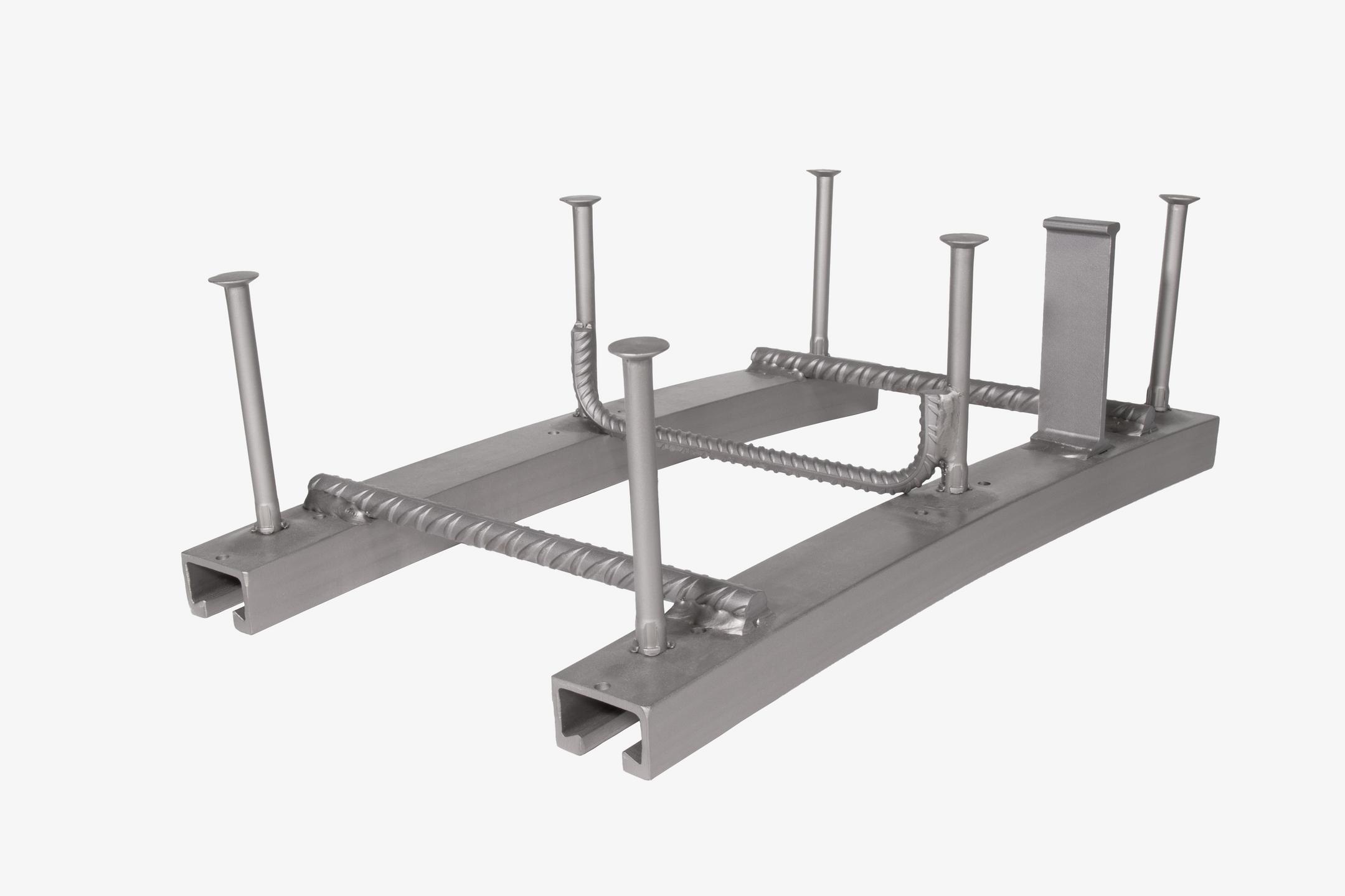 gebogenes Ankerschienenpaar freigestellt auf weißem Hintergrund
