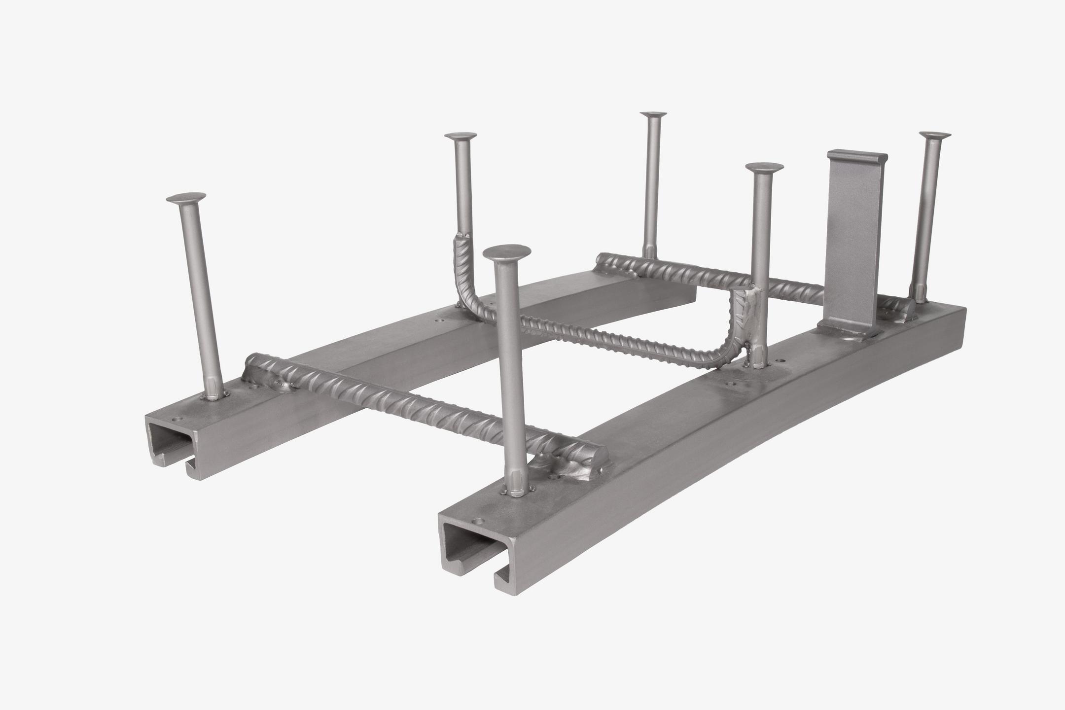 gebogenes Ankerschienenpaar freigestellt auf weißem Hintergrund