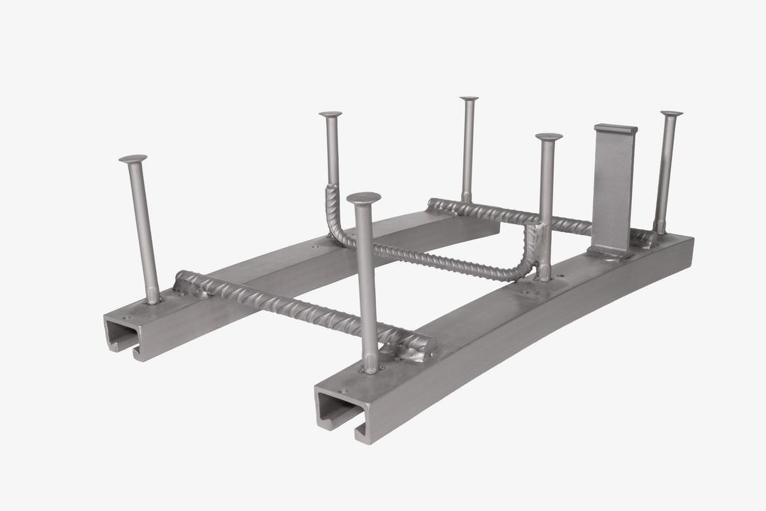 gebogenes Ankerschienenpaar freigestellt auf weißem Hintergrund