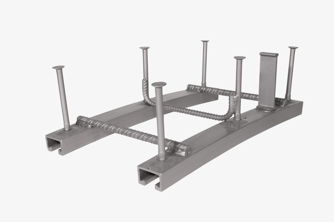 gebogenes Ankerschienenpaar freigestellt auf weißem Hintergrund