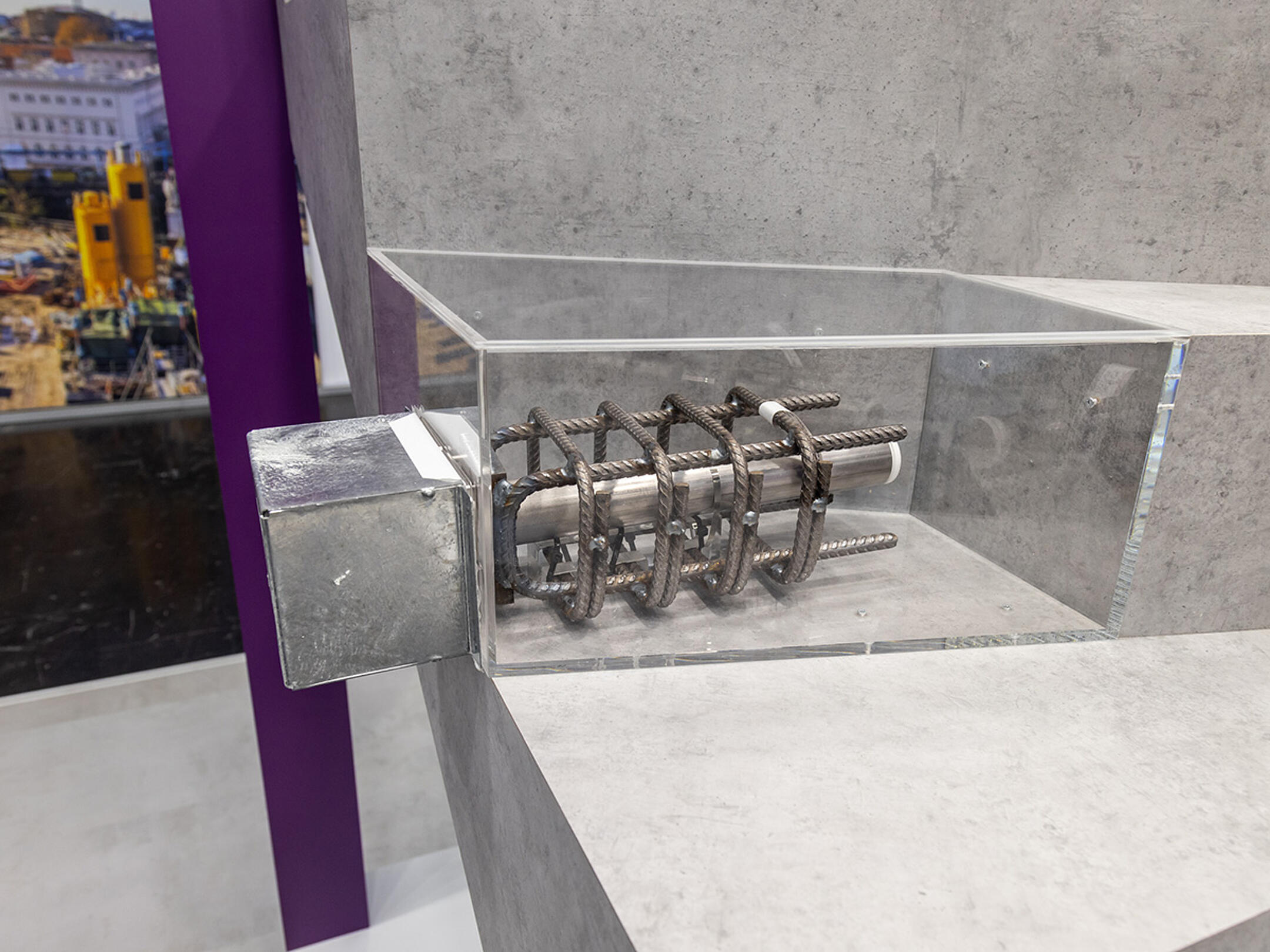 Bewehrungsanschluss mit Stahlstäben und Bewehrungskorb in einem transparenten Ausstellungsmodell für Betonbauteile.