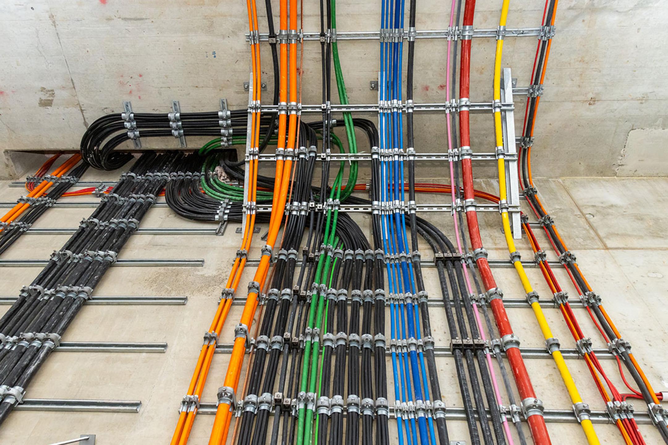 Cable laying in tunnels