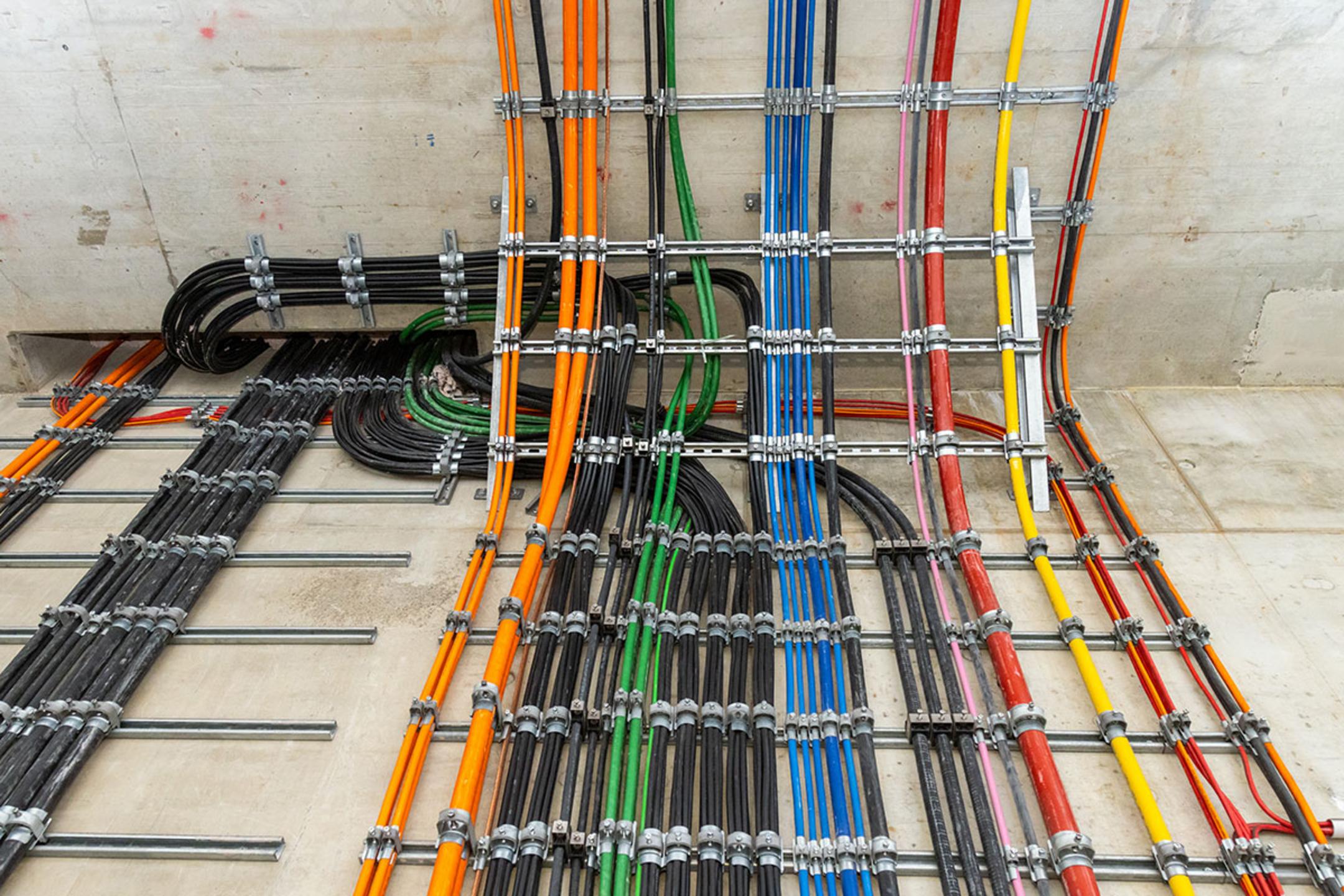 Kabelverlegung im Tunnel