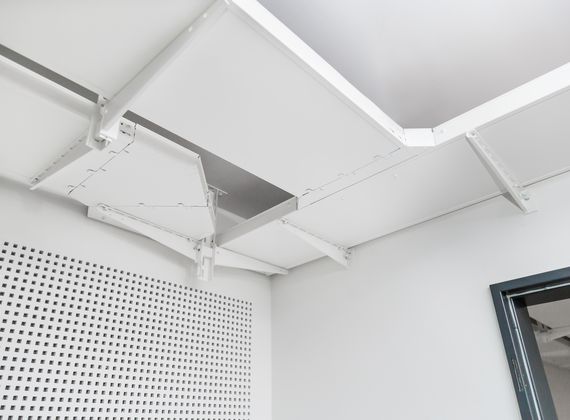 Weiß pulverbeschichtete Kabelrinnen von PohlCon im Technischen Finanzamt Berlin
