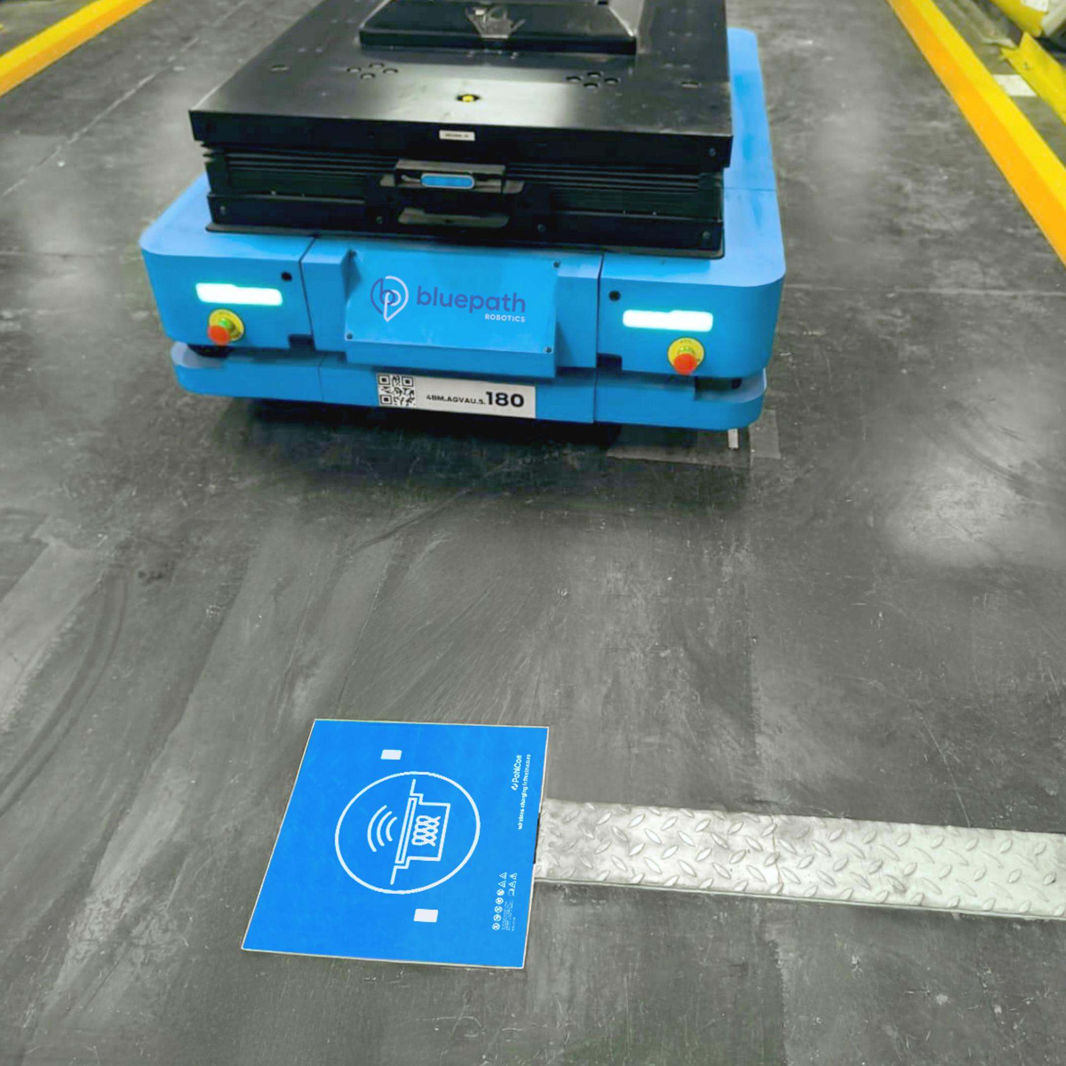 Induktive Ladeeinbaueinheit WCPS ist im Boden eingelassen. Ein blauer Roboter ist im Anschnitt zu sehen.