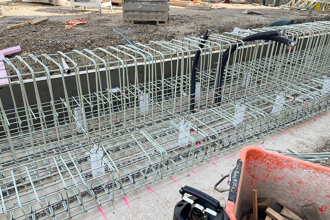 Baustelle mir sichtbarer GFK-Bewehrung und Abstandshaltern.