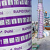 Detailansicht Schalungskörper mit Aufschrift "PohlCon Rapidobat", im Hintergrund Baustelle in Rohbauphase