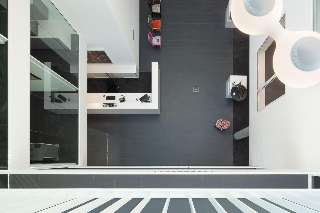 Draufsicht auf einen modernen Empfangsbereich mit Tresen und schwarzen Fußboden