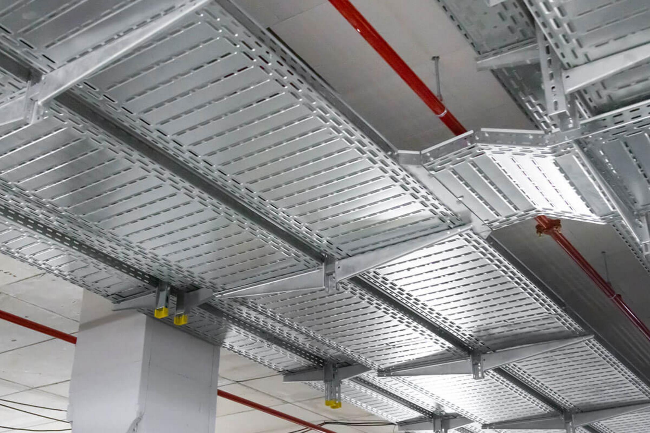 Kabelrinnen sind mithilfe von Konsolen an der Decke befestigt