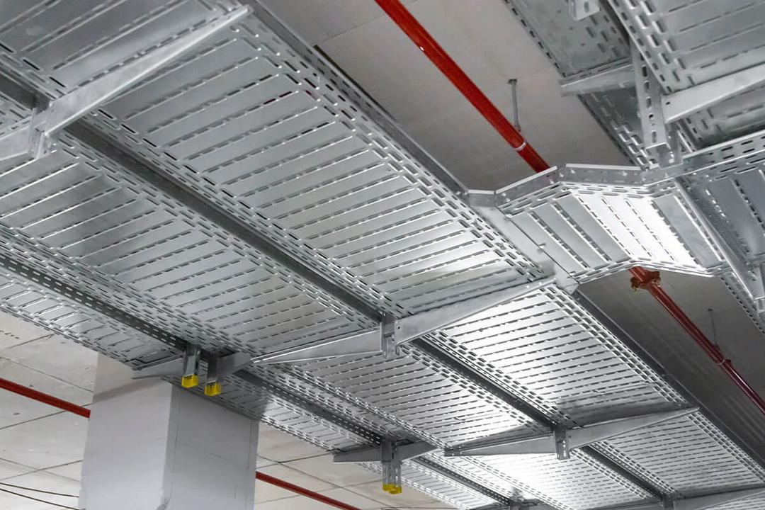 Kabelrinnen sind mithilfe von Konsolen an der Decke befestigt