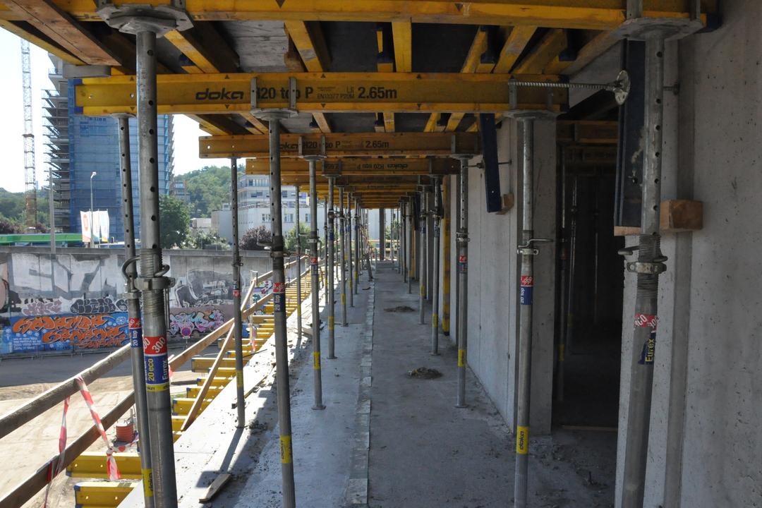 Blick auf Tragekonstruktionen auf der Baustelle.