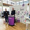 Messestand mit Schriftzug PohlCon und 2 Mitarbeitern sowie Ausstellungsstücken