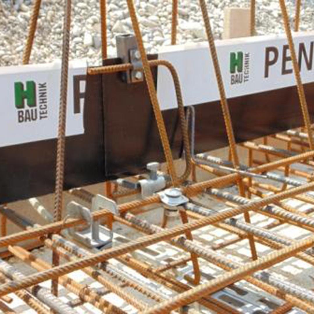 Baustelle mit Bewehrungsgitter, Schalungselementen und Abdichtungselementen