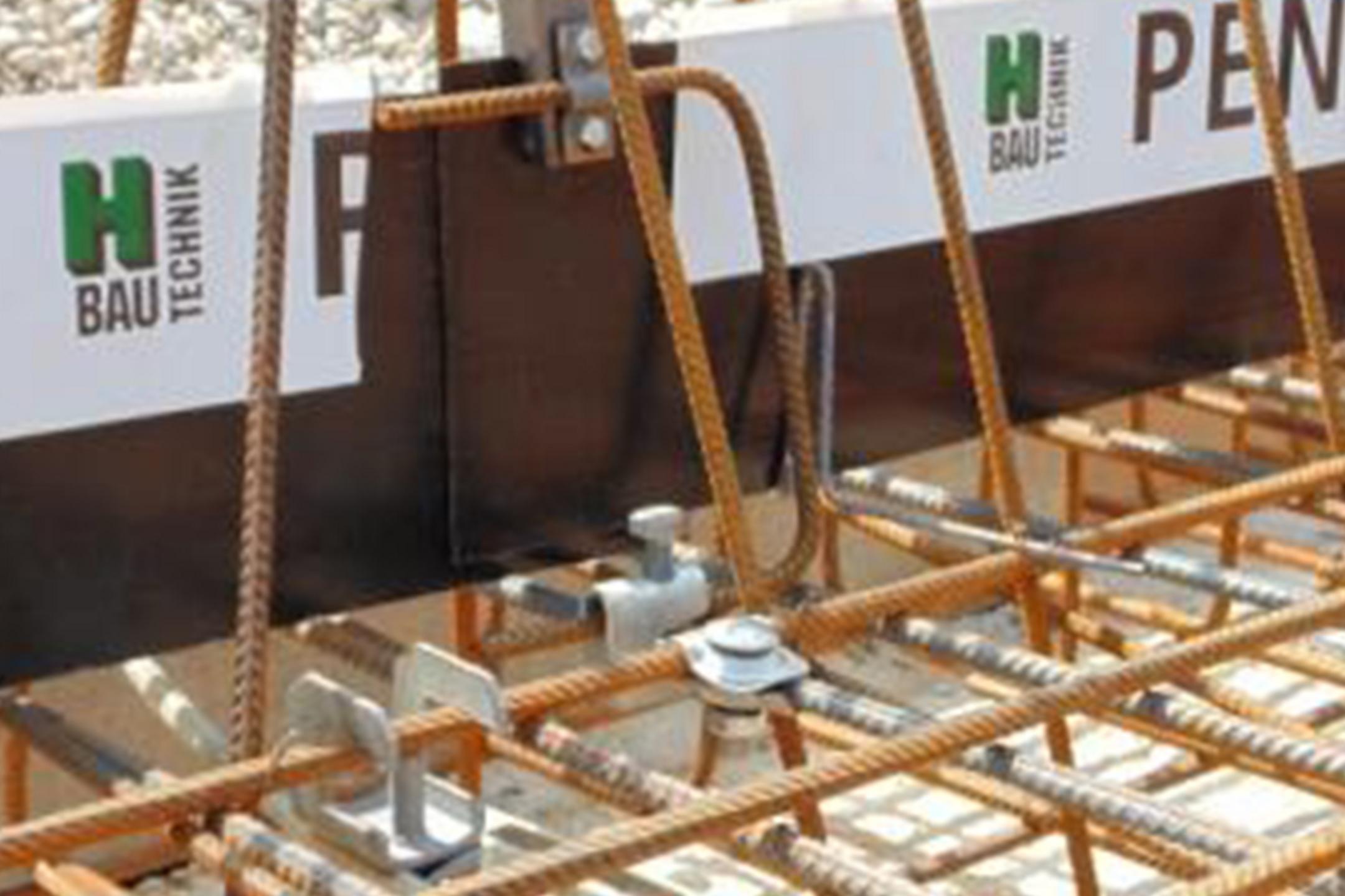 Baustelle mit Bewehrungsgitter, Schalungselementen und Abdichtungselementen