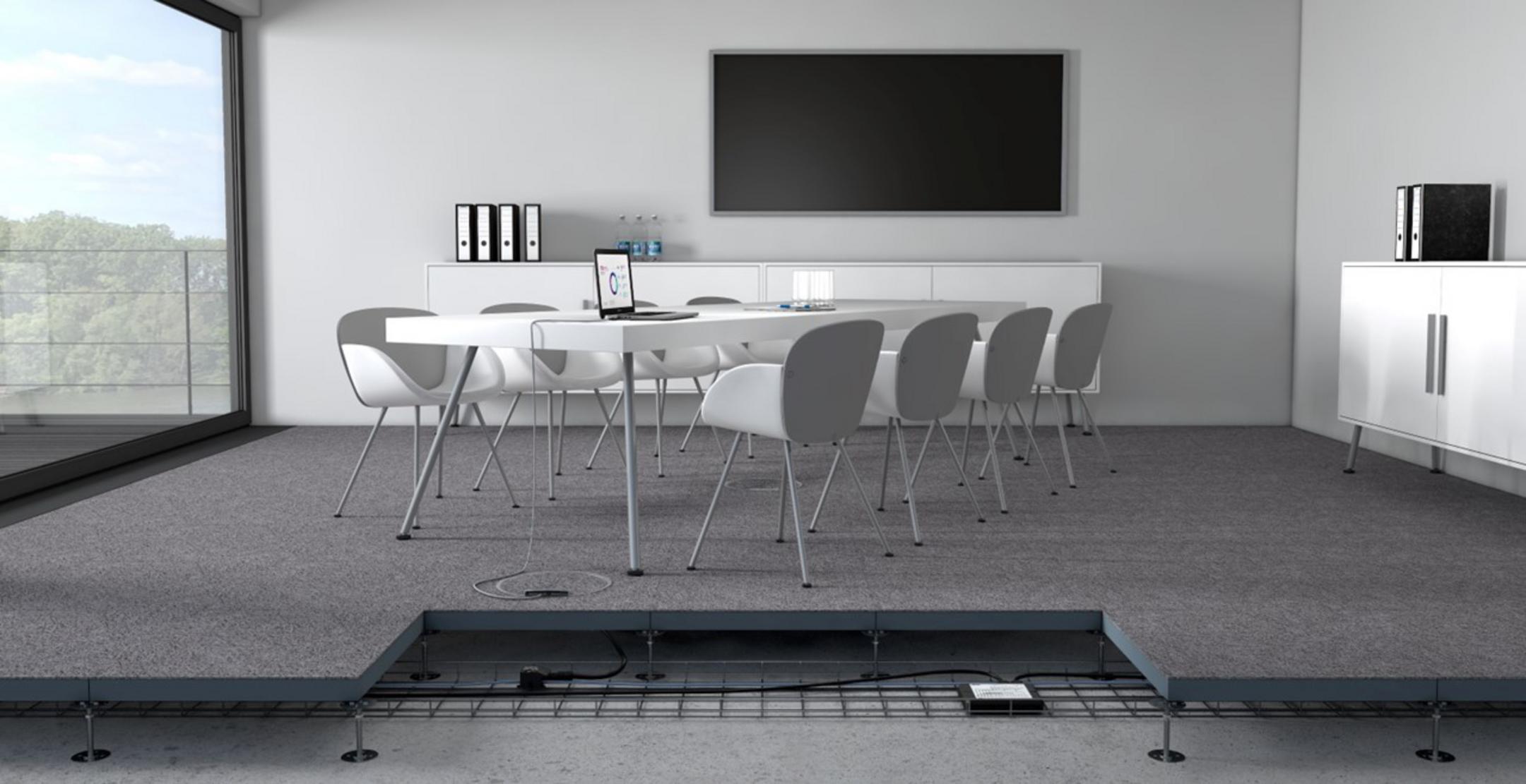 Moderner Büroraum mit Ansicht eines Hohlraumbodens und einer darin verlegten Gitterbahn und Kabeln