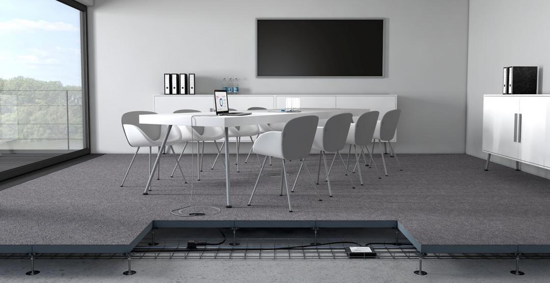 Moderner Büroraum mit Ansicht eines Hohlraumbodens und einer darin verlegten Gitterbahn und Kabeln