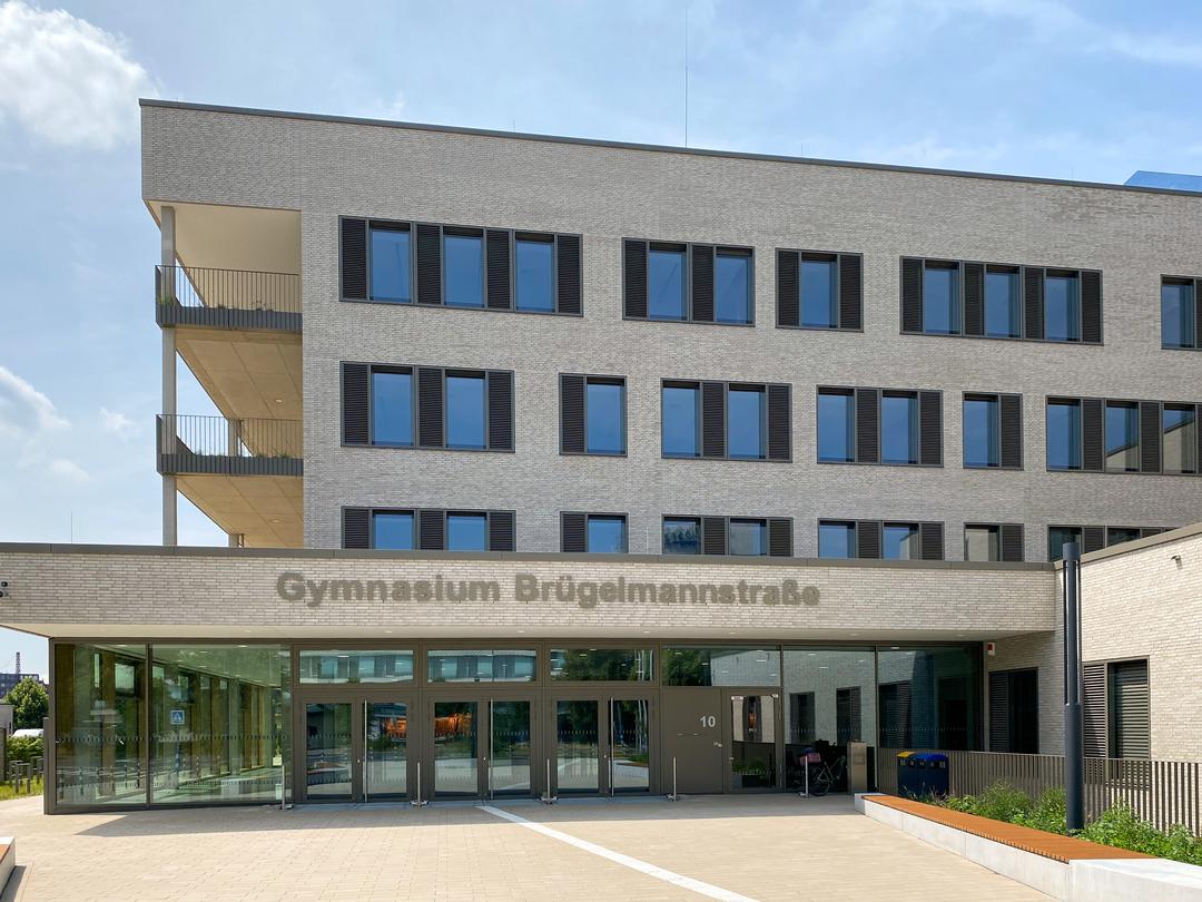 Gebäudeansicht von vorne, blauer Himmel