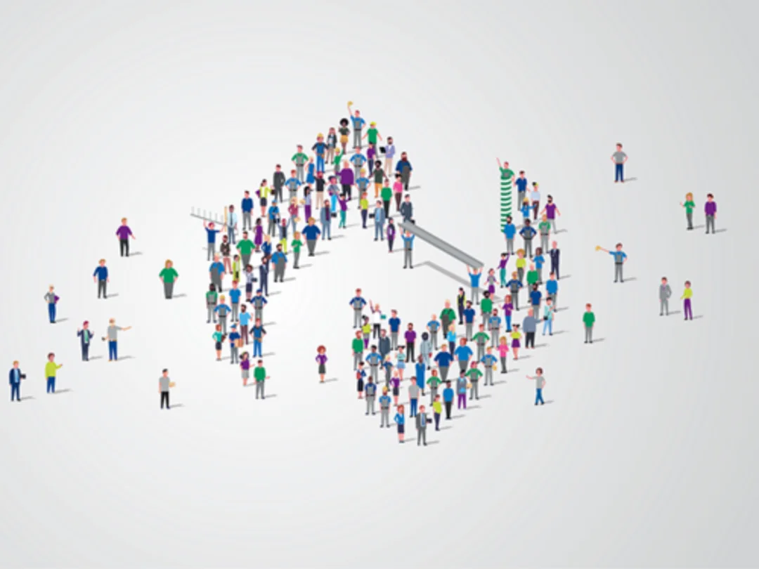 Blick auf eine Menschenmenge von oben, die sich in Form des Pohlcon-Logos auf einer weißen Fläche versammelt hat.