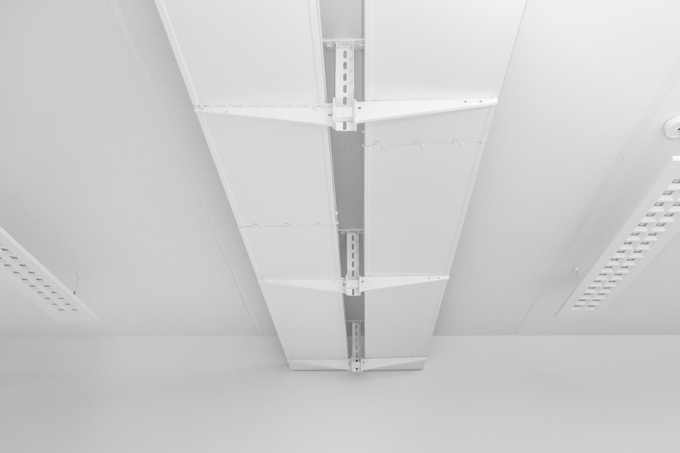 Weiße Decke mit abgehängter ungelochter Kabelrinne in Weiß