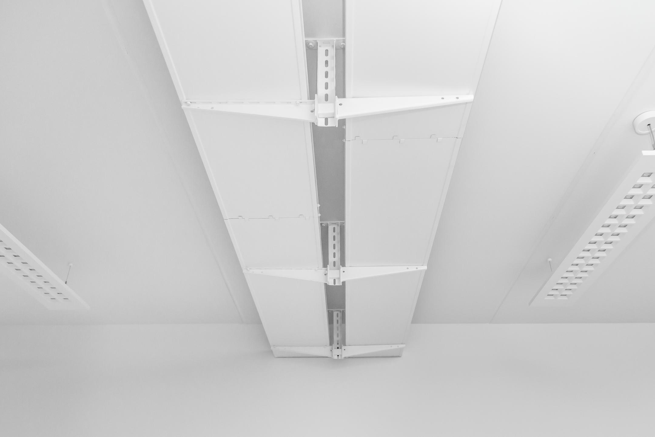 Weiße Decke mit abgehängter ungelochter Kabelrinne in Weiß