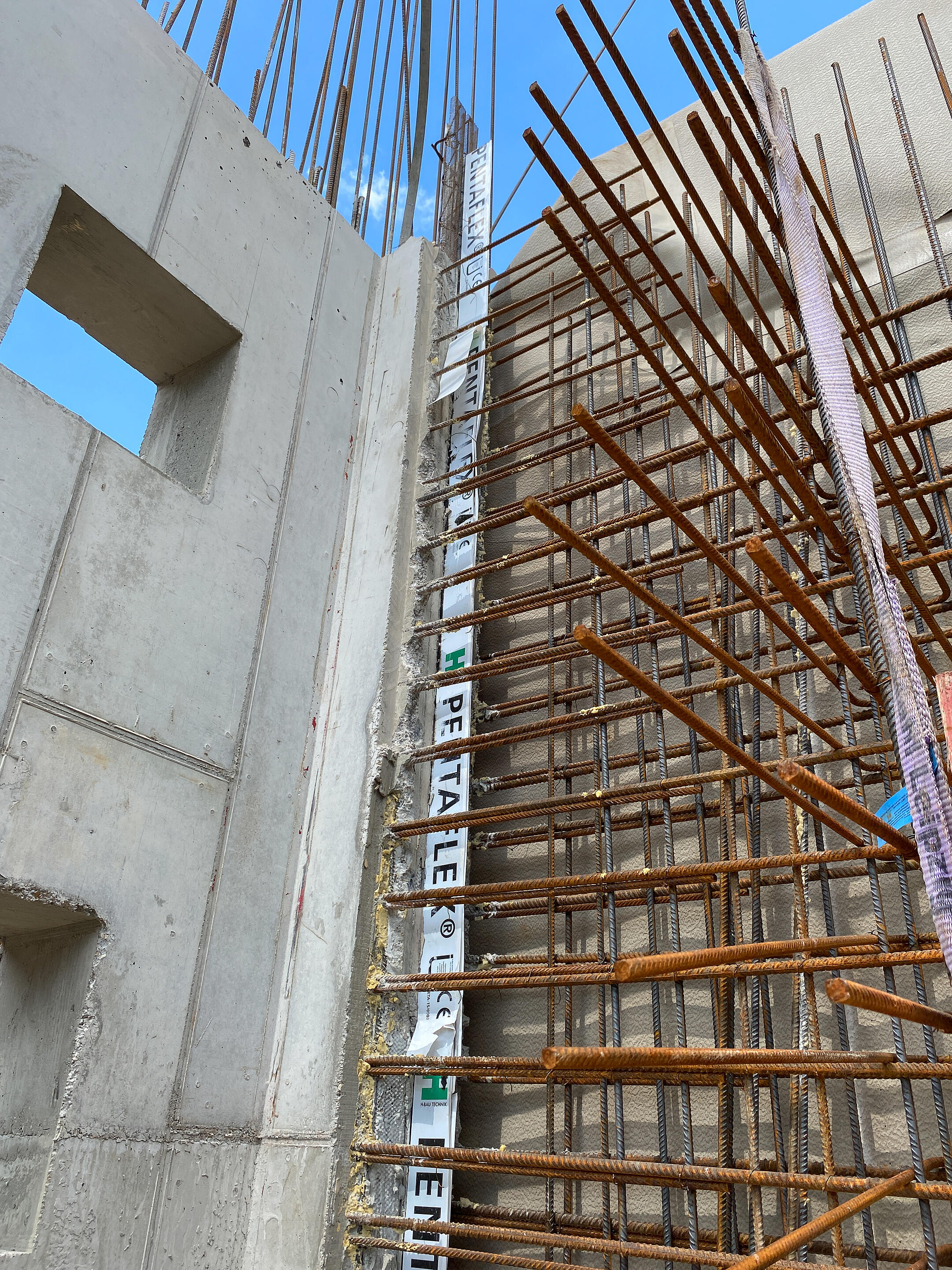 Abdichtungselement PENTAFLEX OBS im eingebauten Zustand, mit sichtbaren Bewehrungsstäben in einem Betonbauteil