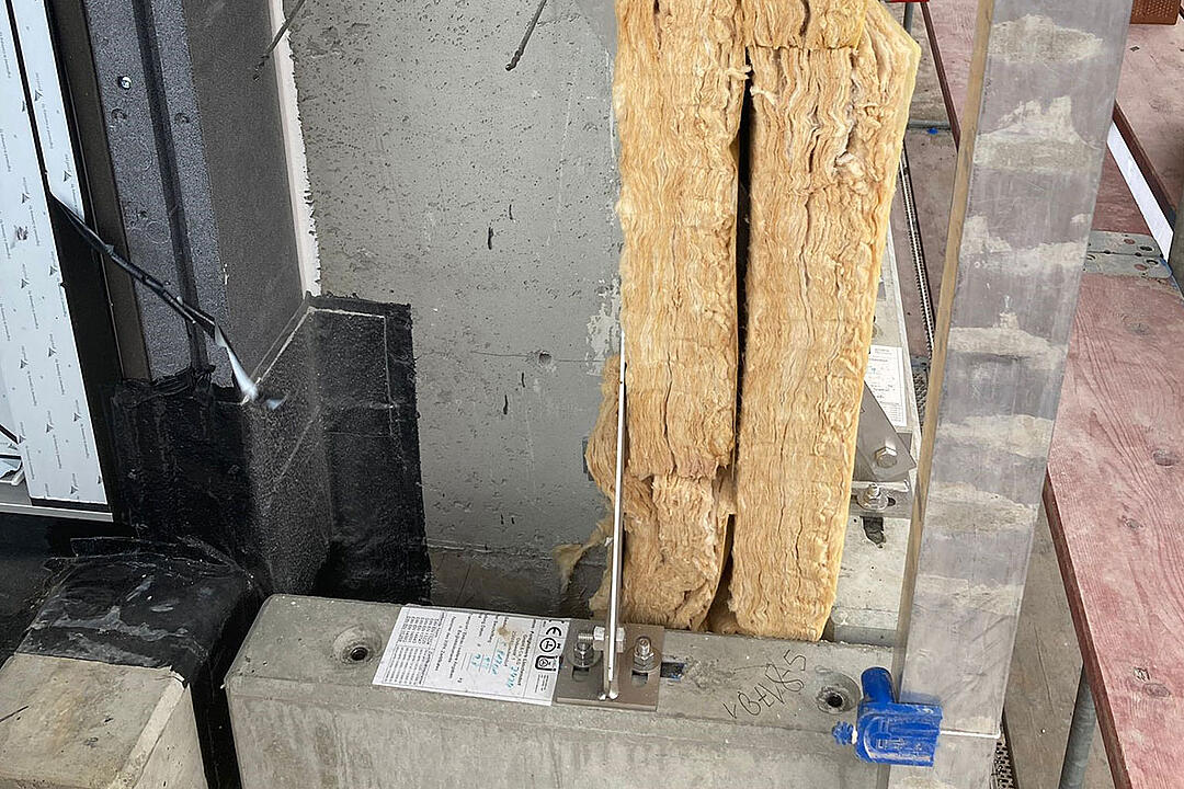Detailaufnahme auf einer Baustelle mit Mineralwolle-Isolierung, Verblenderkonsolen an der Wand und Betonbauteil