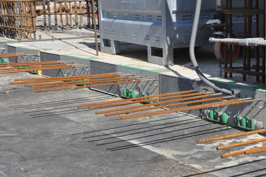 Blick auf die Baustelle mit den Bauelementen von PohlCon, bei sonnigem Wetter.
